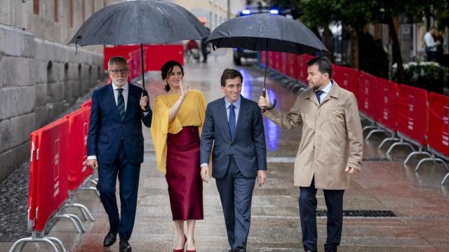 La presidenta de la Comunidad de Madrid, Isabel Díaz Ayuso y el alcalde de Madrid, José Luis Martínez Almeida en la celebraciíon del Dos de Mayo.