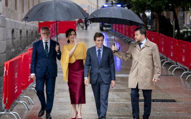 La presidenta de la Comunidad de Madrid, Isabel Díaz Ayuso y el alcalde de Madrid, José Luis Martínez Almeida en la celebraciíon del Dos de Mayo.