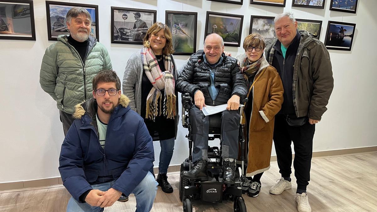 Representantes de la asociación y del Ayuntamiento en el local de Click eta Click