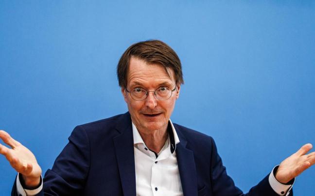 El ministro de salud alemán comparece ante los medios tras la aprobación.