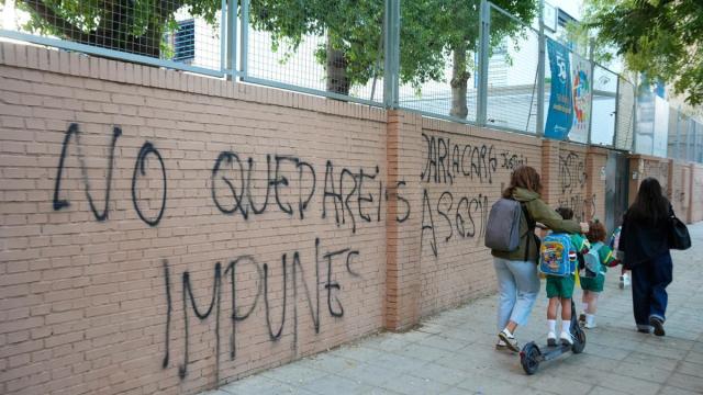 Pintadas en la fachada del Colegio Irlandesas Loreto, en Sevilla.