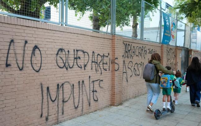 Pintadas en la fachada del Colegio Irlandesas Loreto, en Sevilla.