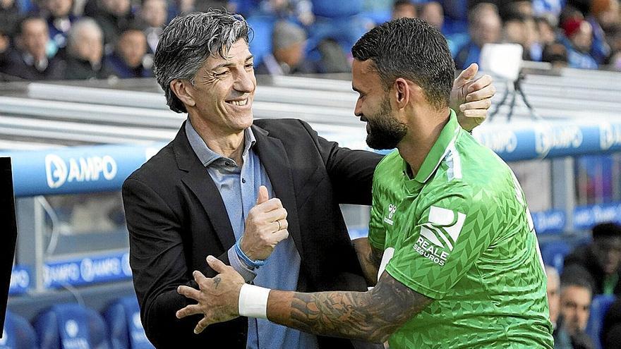 Imanol saluda al exrealista Willian José antes del inicio del partido. / RUBEN PLAZA