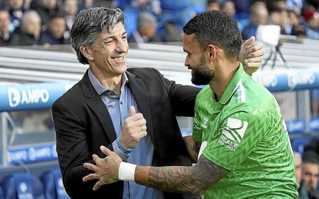 Imanol saluda al exrealista Willian José antes del inicio del partido. / RUBEN PLAZA