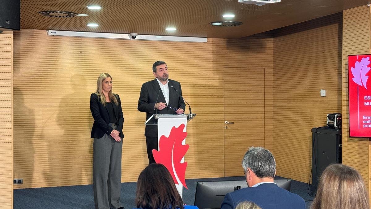 Beatriz Gámiz y Carlos Alzaga, durante la presentación del proyecto de la Variante de Ermua.
