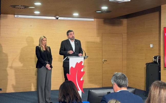 Beatriz Gámiz y Carlos Alzaga, durante la presentación del proyecto de la Variante de Ermua.