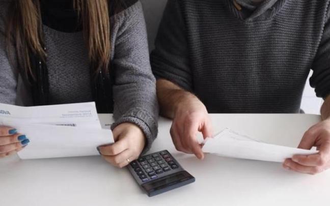 Las AES ayudan a las familias a abonar gastos como el IBI. Las AES ayudan a las familias a abonar gastos como el IBI.