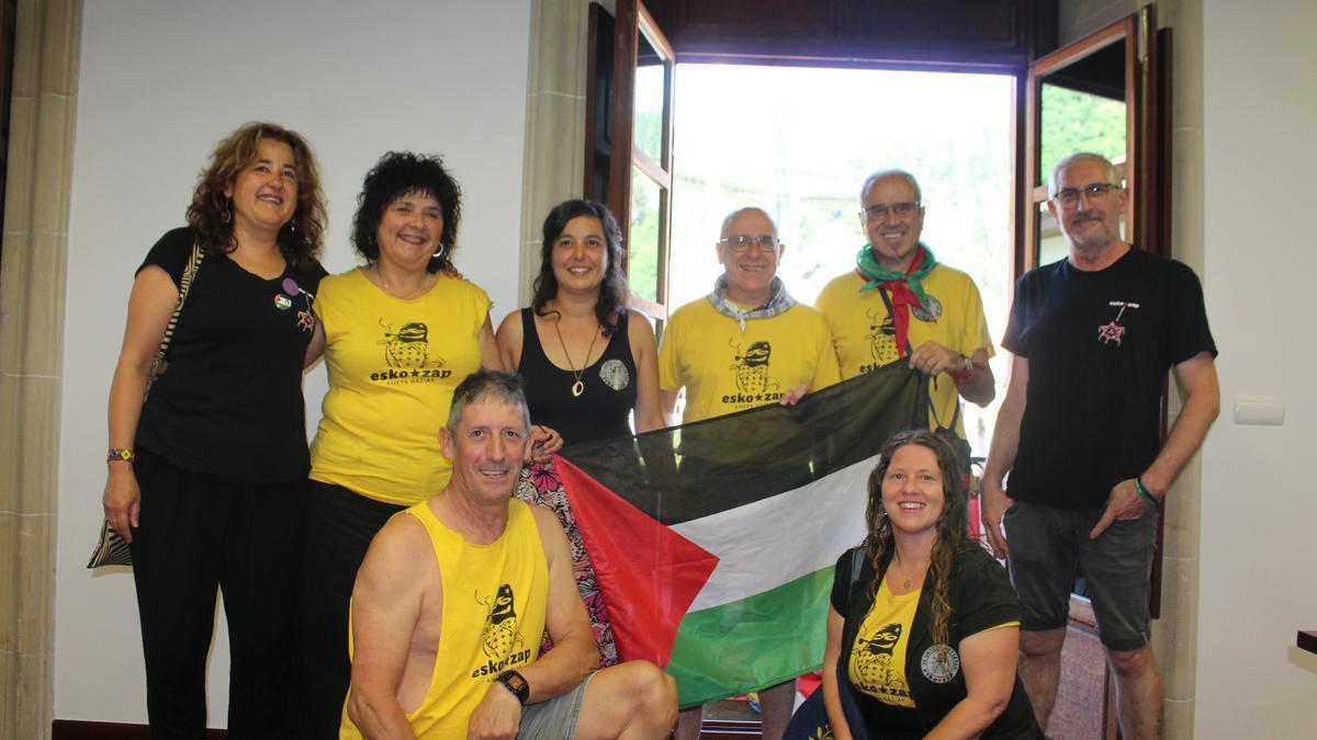 Integrantes de EskoZap, protagonistas del arranque festivo, y el alcalde Edorta Zubizarreta.