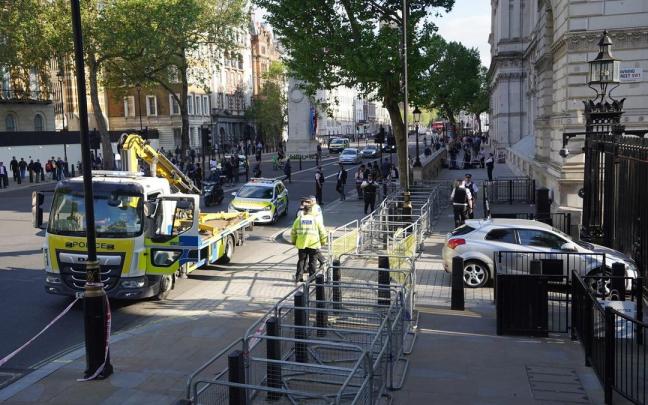 El vehículo empotrado en la verja de Downing Street. El vehículo empotrado en la verja de Downing Street.