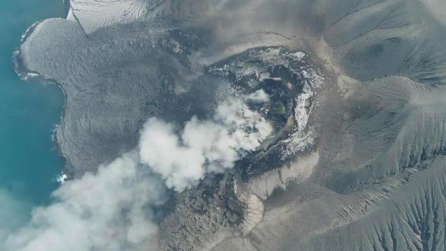 La erupción del volcán Anak Krakatoa obliga a cerrar el aeropuerto de Yakarta