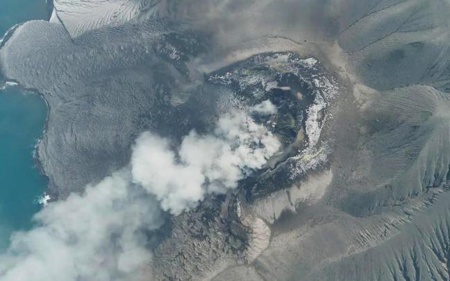 La erupción del volcán Anak Krakatoa obliga a cerrar el aeropuerto de Yakarta