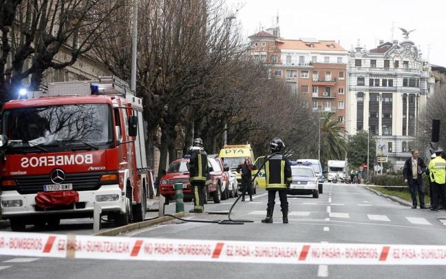 Bomberos, en una intervención anterior en Donostia. N.G. Bomberos, en una intervención anterior en Donostia. N.G.
