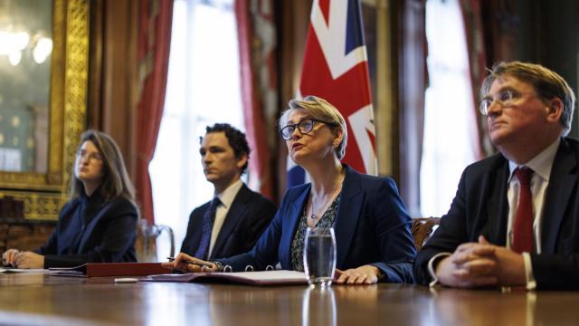 La ministra de Asuntos Exteriores del Reino Unido, Yvette Cooper, preside la reunión virtual sobre la reapertura del estrecho de Ormuz.