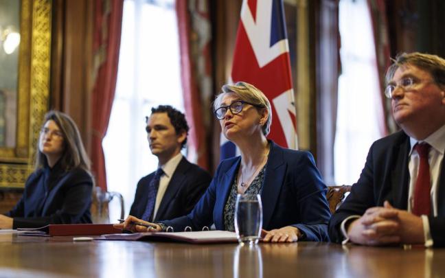 La ministra de Asuntos Exteriores del Reino Unido, Yvette Cooper, preside la reunión virtual sobre la reapertura del estrecho de Ormuz.