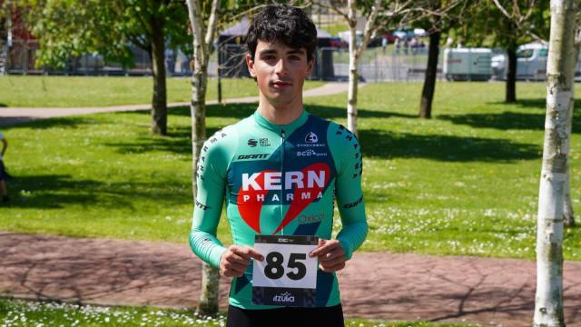 Unai Ramos posa con el dorsal que luce en la Itzulia de su estreno.