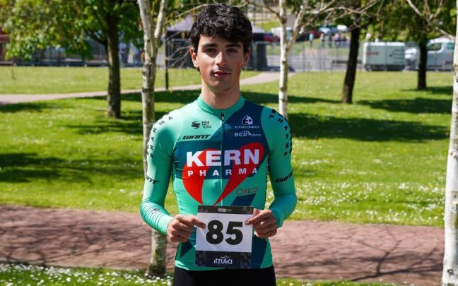 Unai Ramos posa con el dorsal que luce en la Itzulia de su estreno.