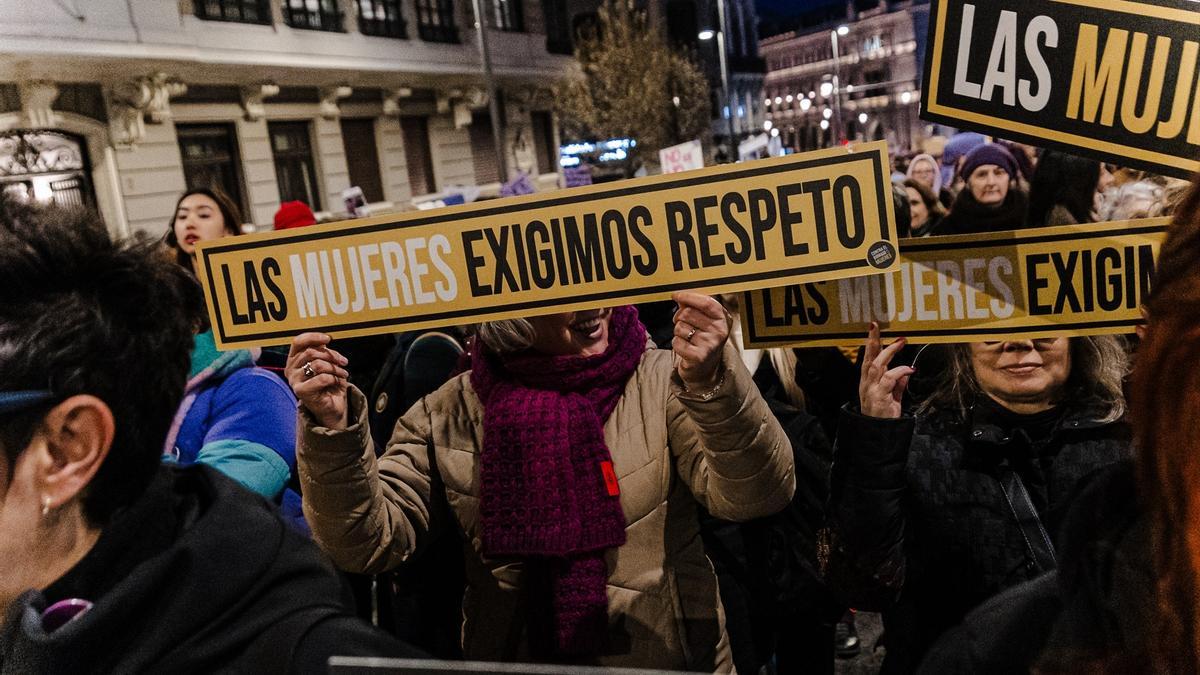 Violencia machista | varias mujeres sostienen carteles con la frase: "Las mujeres exigimos respeto"