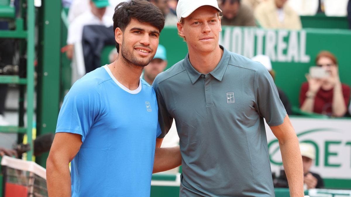 Carlos Alcaraz y Jannik Sinner durante la final del Masters 1000 de Montecarlo.