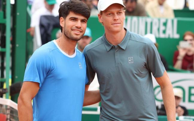 Carlos Alcaraz y Jannik Sinner durante la final del Masters 1000 de Montecarlo.