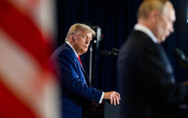 Trump, junto a Putin, en la reunión que mantuvieron en Alaska durante este verano.