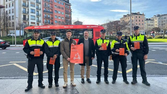 Sergio Javier e Iñigo Berges junto a agentes de la Policía Local durante la presentación de la campaña.