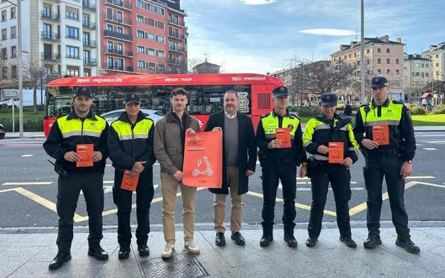 Sergio Javier e Iñigo Berges junto a agentes de la Policía Local durante la presentación de la campaña.