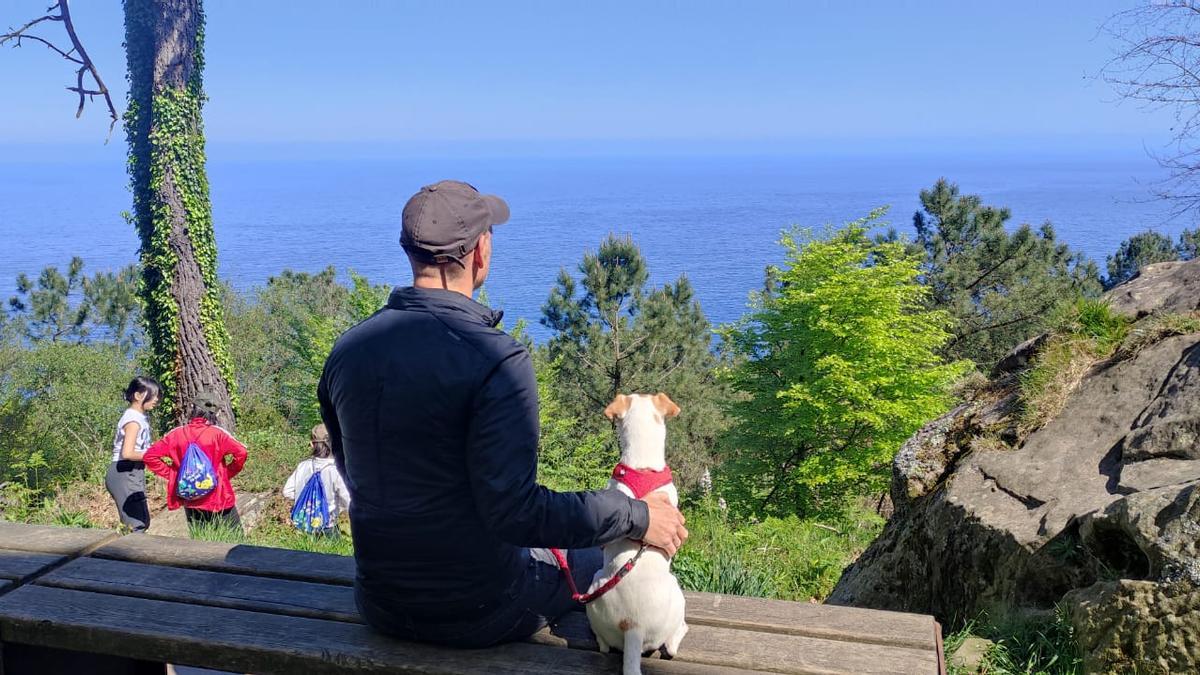 En el monte Ulia descansando y mirando el azul mar Cantábrico