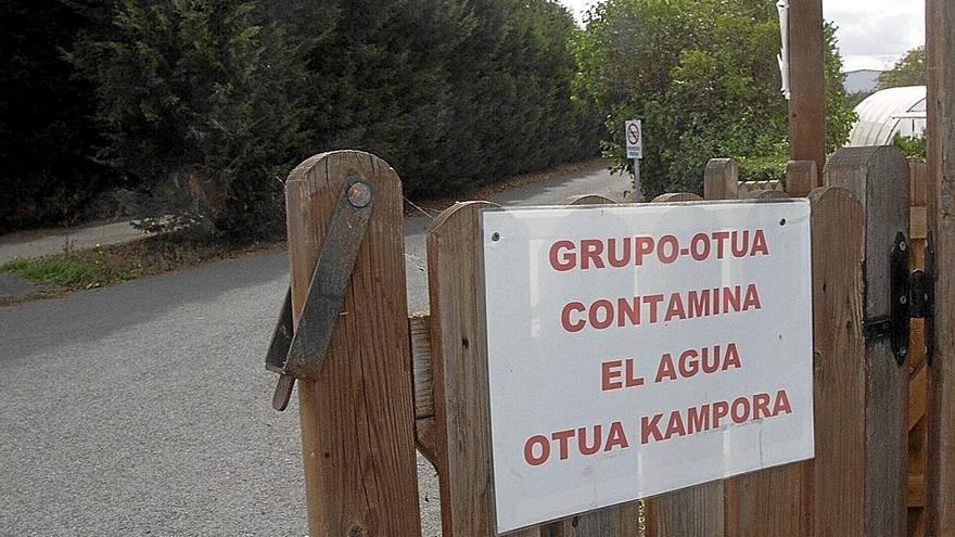 Cartel denunciando la contaminación generada en el agua en una firma de Legutio. | FOTO: JOSU CHAVARRI