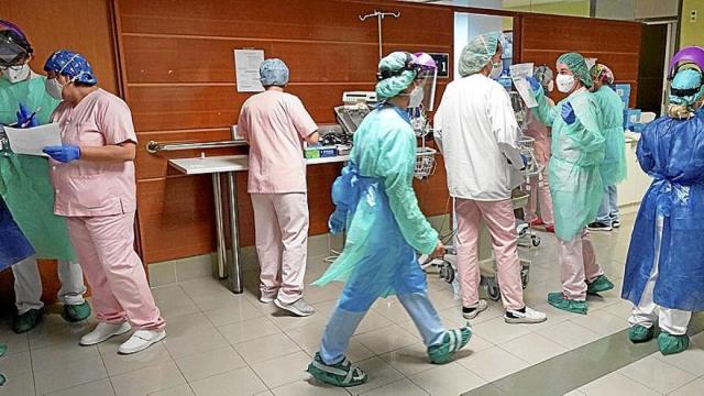 Imagen de archivo de la actividad frenética del Servicio de Urgencias del Hospital Donostia en pleno azote del covid. | FOTO: OSAKIDETZA