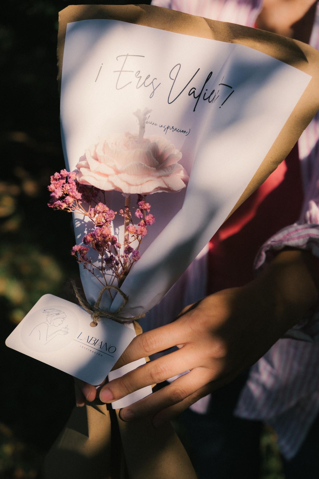 Realiza cosmética natural, productos con resina y velas.