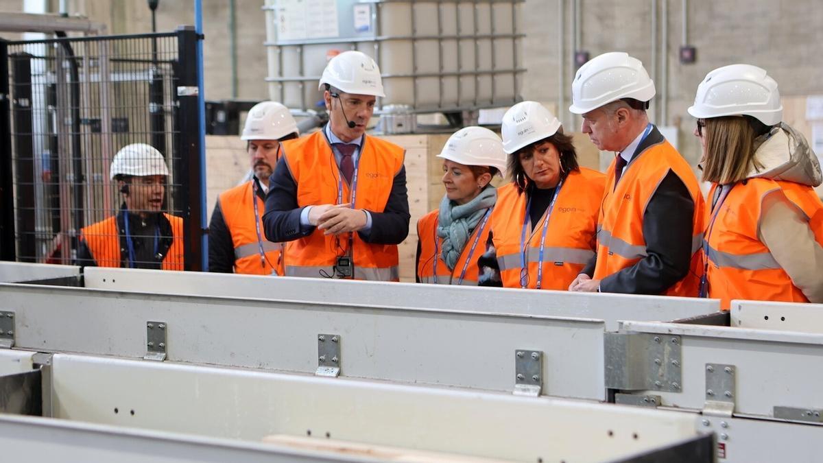 El lehendakari visitó ayer la nueva planta de Egoin en Legutio.