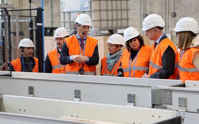 El lehendakari visitó ayer la nueva planta de Egoin en Legutio.