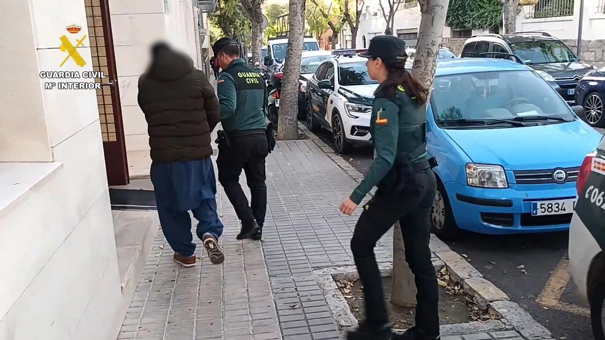 Uno de los detenidos es conducido al Juzgado de instrucción número 2 de Jaén