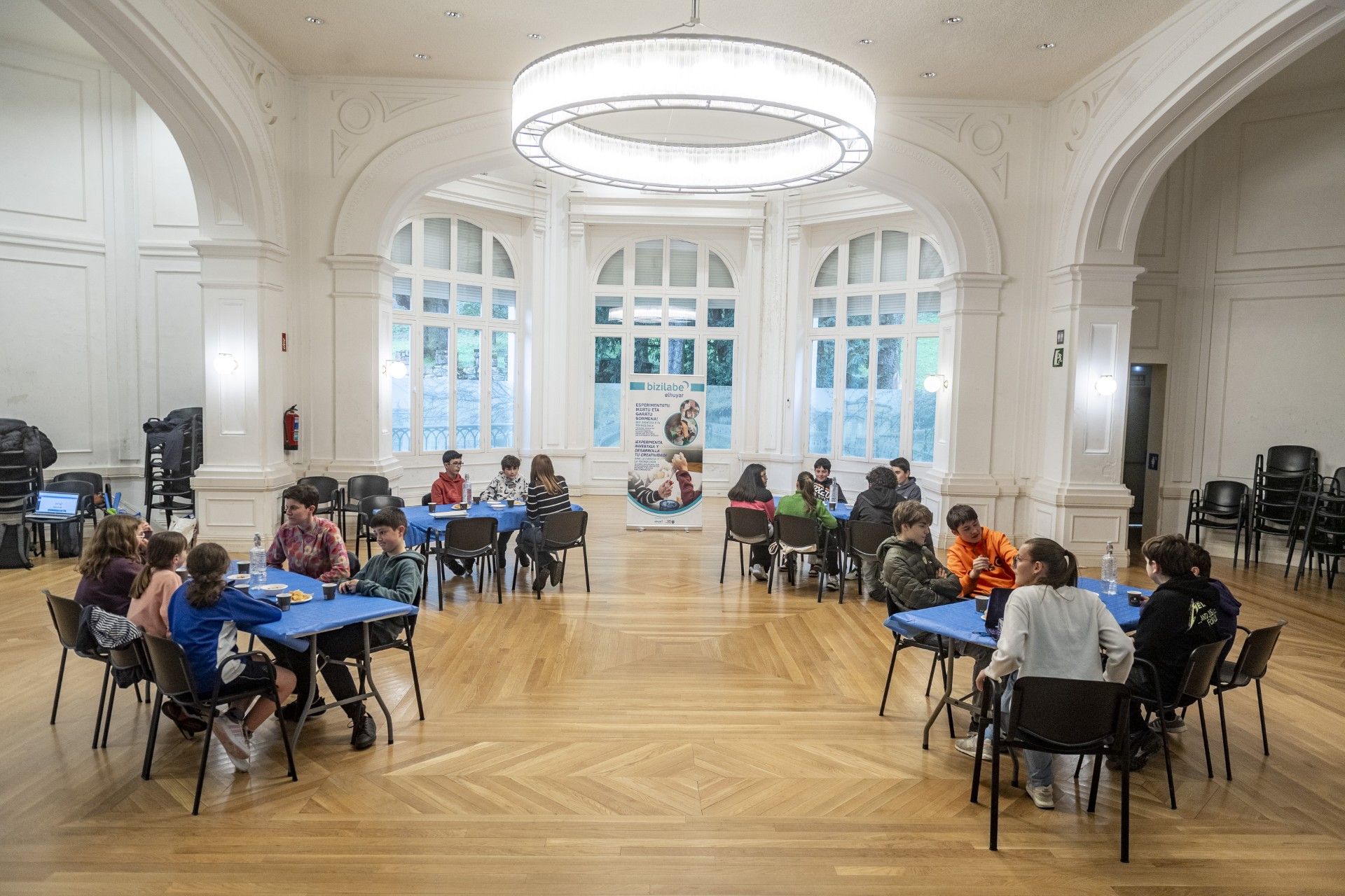 Encuentro de mujeres científicas con jóvenes del programa Bizilabe en el casino de Laudio el pasado marzo