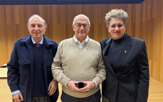 Jesus Alberdi, azkoitiarra y miembro del patronato de Hurkoa, entregó la insignia a Javier Zubizarreta, quien estuvo acompañado en el acto por Ana Azkoitia.
