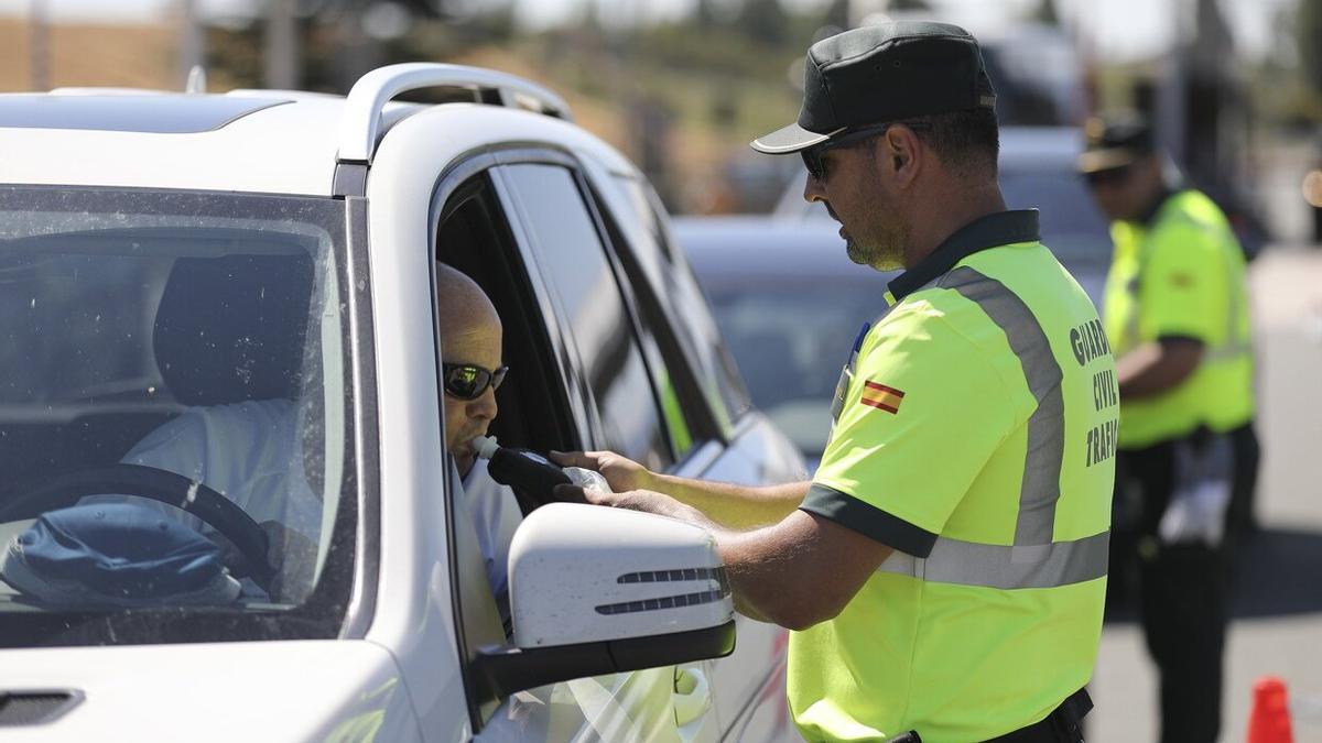Control de alcoholemia y drogas de la Guardia Civil en una carretera.