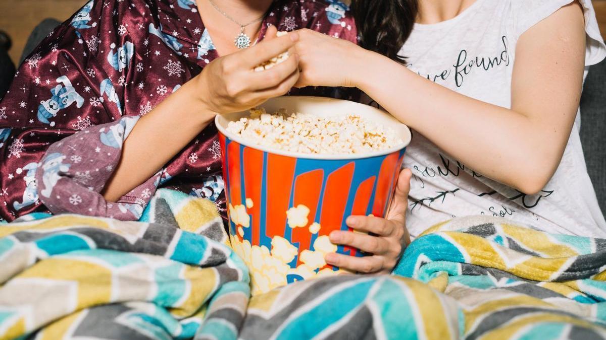 Un bol de palomitas siendo compartido, en una imagen de archivo.