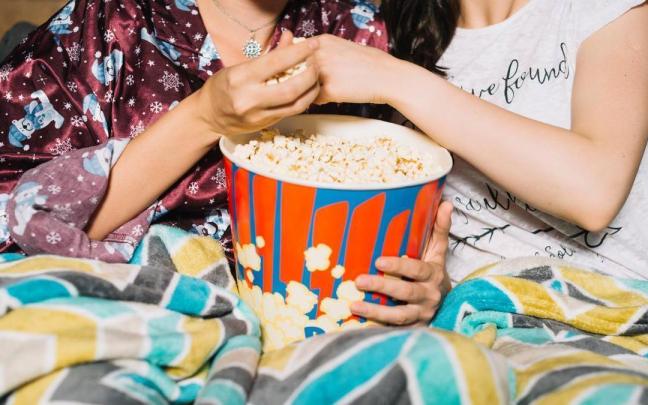 Un bol de palomitas siendo compartido, en una imagen de archivo.