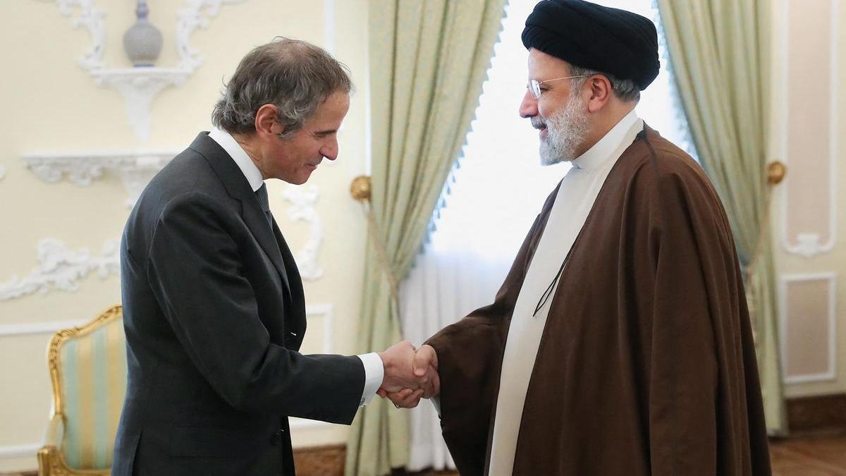 El director del OIEA, Rafael Grossi, saluda en Teherán con el presidente de Irán, Ebrahim Raisi.
