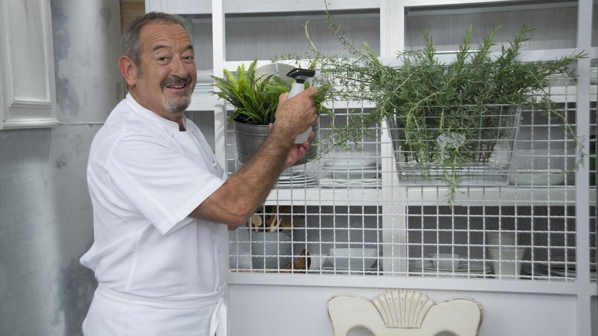 El cocinero guipuzcoano Karlos Arguiñano, con unas macetas de plantas aromáticas.