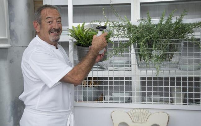 El cocinero guipuzcoano Karlos Arguiñano, con unas macetas de plantas aromáticas.