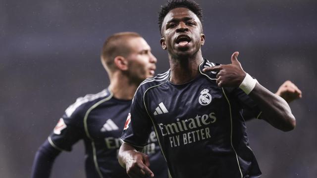 Vinicius celebra uno de sus dos goles frente al Espanyol, lo que permitió que el Clásico del próximo domingo pueda decidir el título de liga.