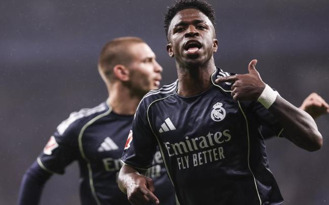 Vinicius celebra uno de sus dos goles frente al Espanyol, lo que permitió que el Clásico del próximo domingo pueda decidir el título de liga.