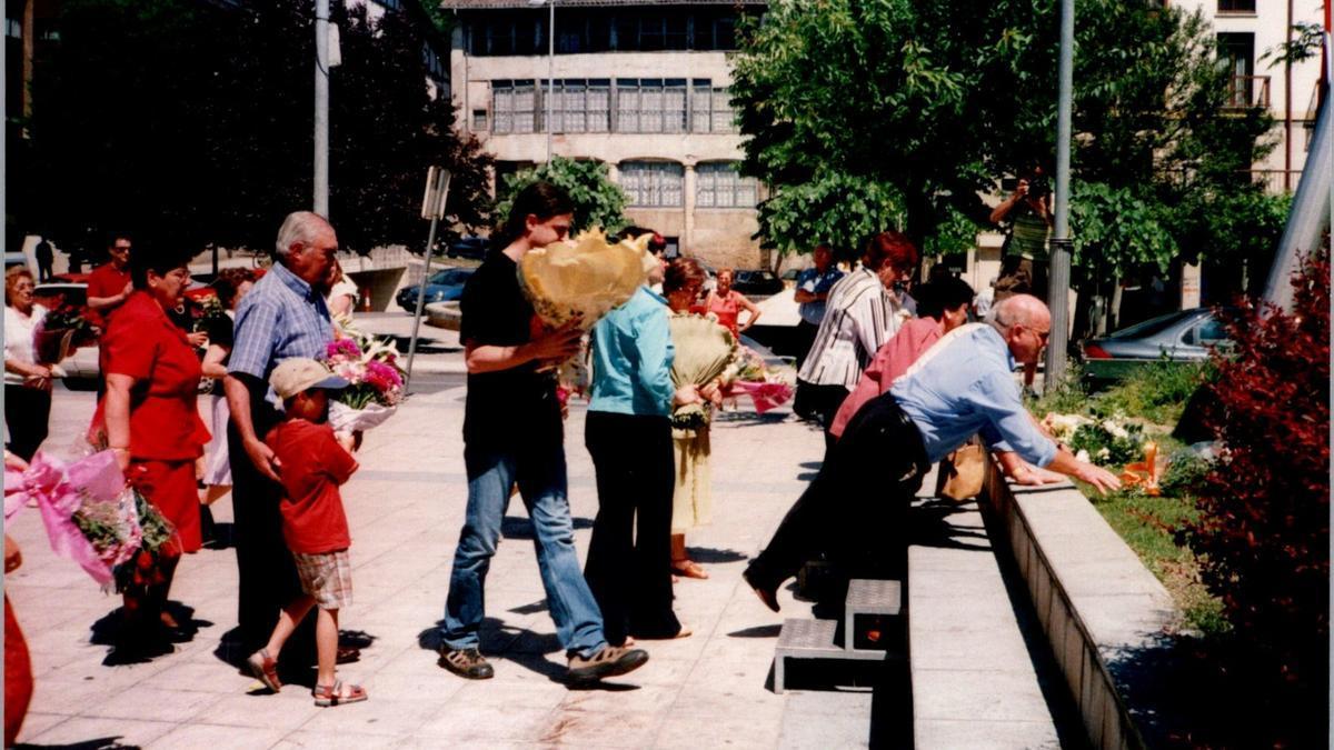 Ofrenda floral durante uno de los homenajes realizados por Intxorta 1937 a lo largo de su trayectoria.