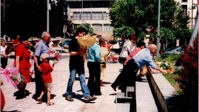 Ofrenda floral durante uno de los homenajes realizados por Intxorta 1937 a lo largo de su trayectoria.