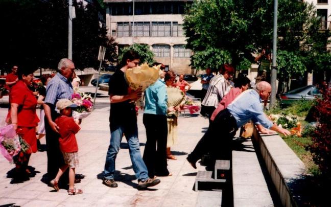 Ofrenda floral durante uno de los homenajes realizados por Intxorta 1937 a lo largo de su trayectoria.