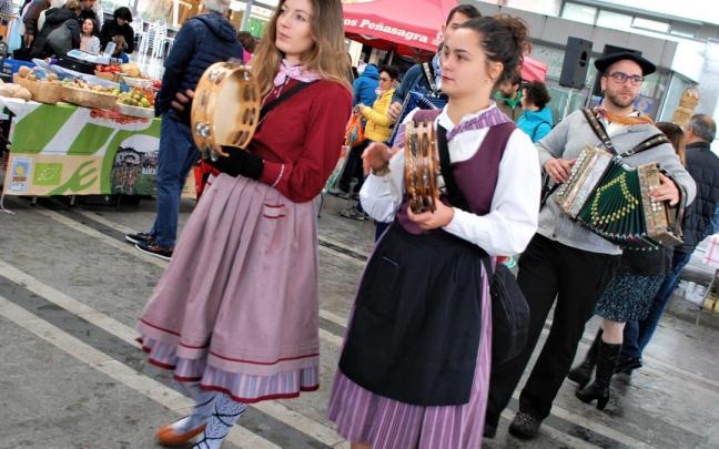 Trikitixas y panderos en un mercado agrícola en el Valle de Ayala