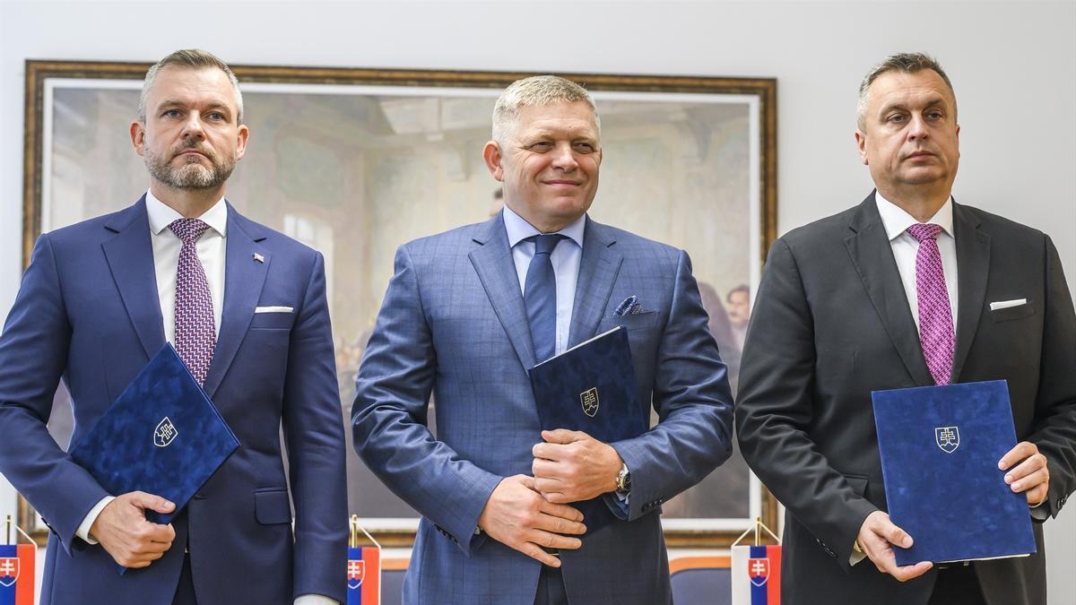 El ex primer ministro de Eslovaquia Robert Fico entre sus socios de coalición, los líderes de los partidos La Voz y SNS.