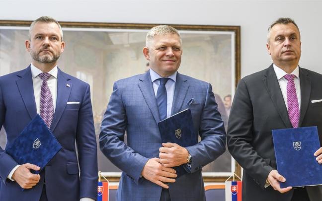 El ex primer ministro de Eslovaquia Robert Fico entre sus socios de coalición, los líderes de los partidos La Voz y SNS. El ex primer ministro de Eslovaquia Robert Fico entre sus socios de coalición, los líderes de los partidos La Voz y SNS.