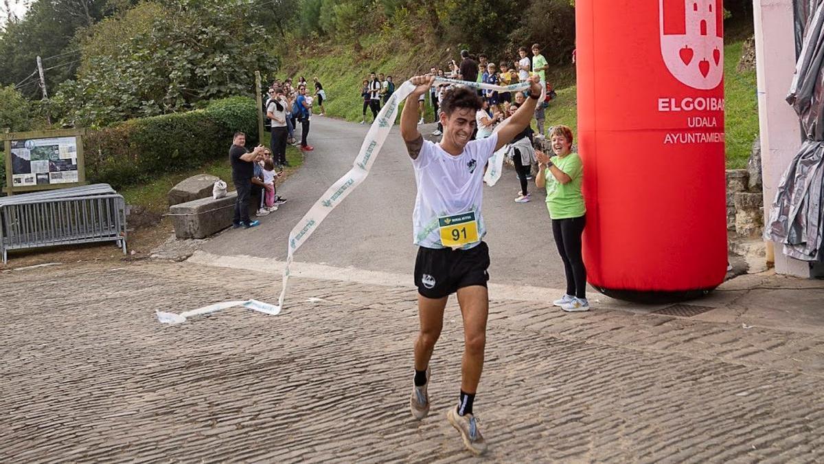 Iker Calvo cruzando la meta como ganador del I Trail de Aiastia-San Miguel.